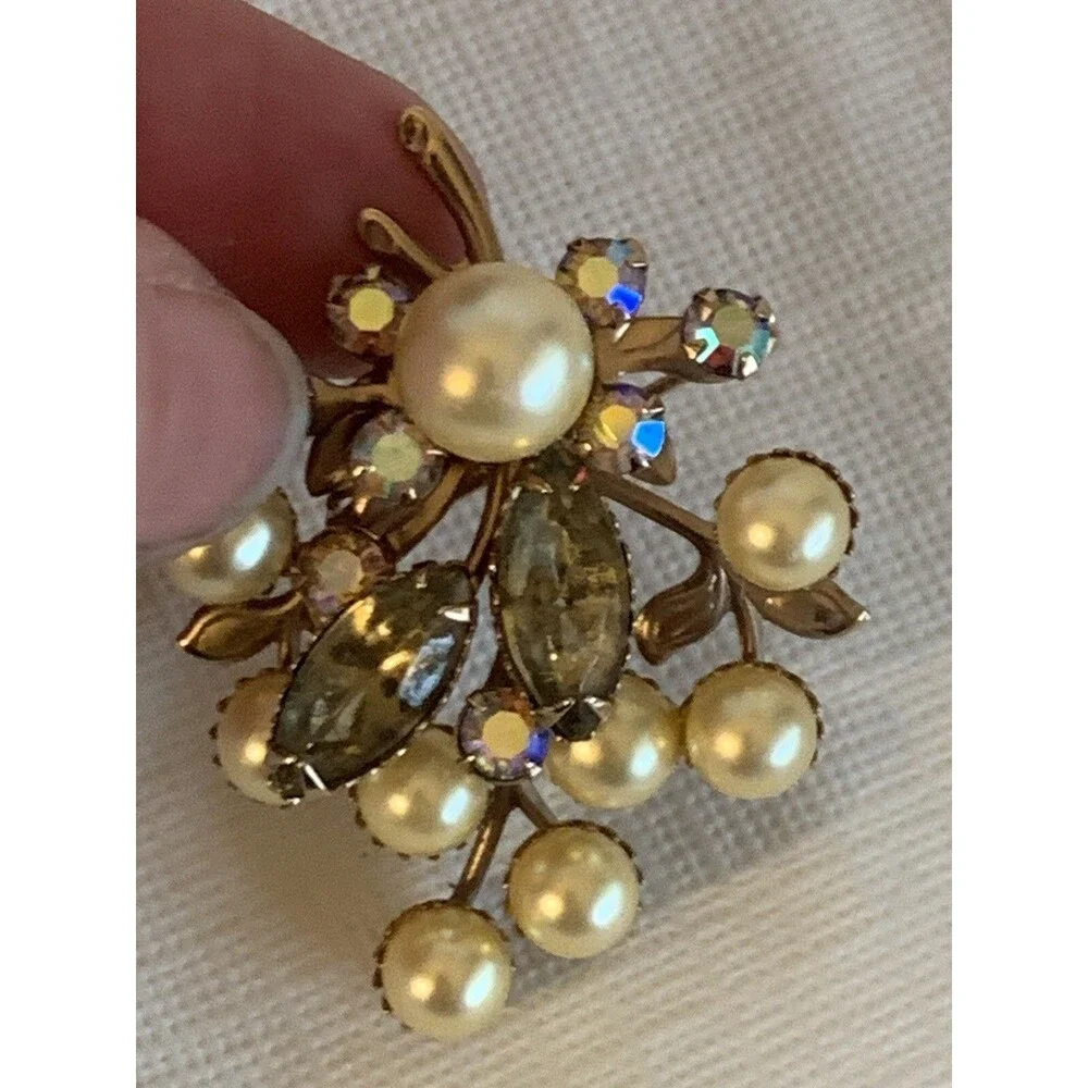 Vintage Brooch Unbranded Pearl Look Gold Toned Flower with Stem Pin irridescent